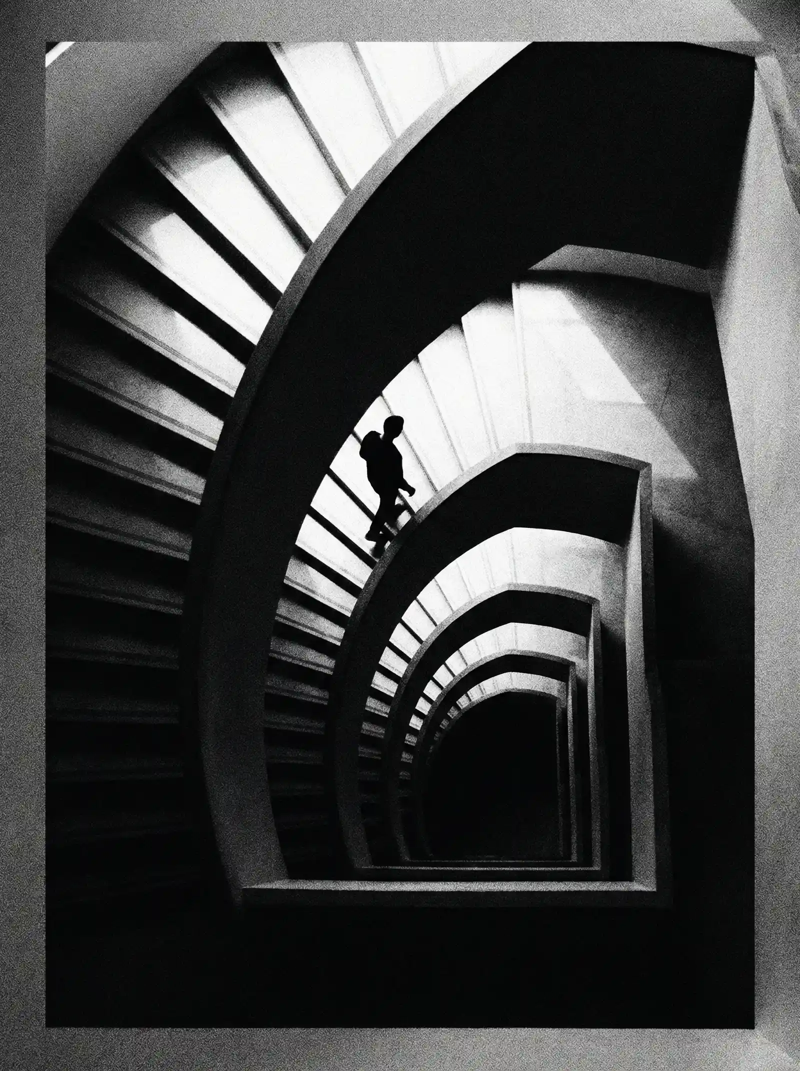 独立电影 海报：螺旋楼梯中的孤独身影