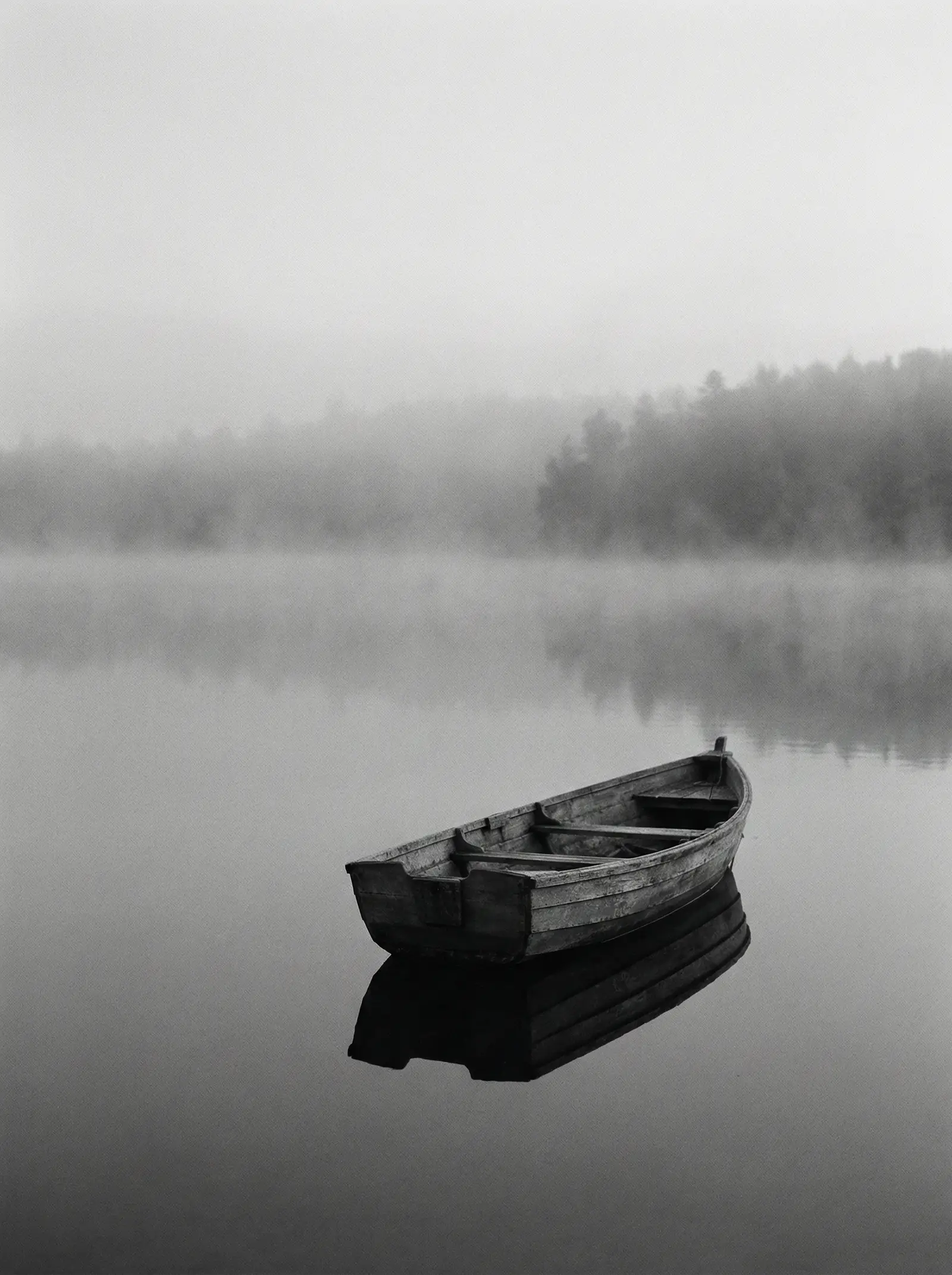 猎奇 影片海报：雾中静湖上的废弃小船